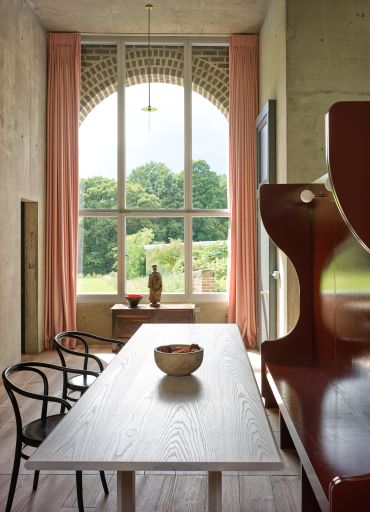 nithurst dinning table end view